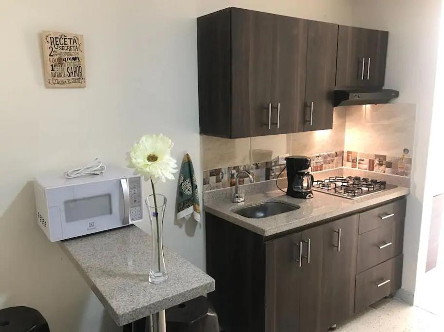 Casa Estadio Medellin ! Apartamentos Renovados En Excelente Ubicacion Laureles Estadio Extérieur photo
